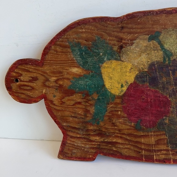 Vintage wood pig cutting board folk art painted red strawberries grapes - Picture 4 of 15